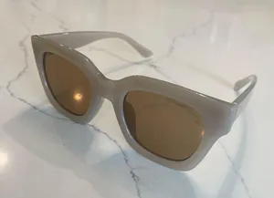 LIKE NEW Beige Tan Square Shaped Women's Sunglasses thumbnail 2