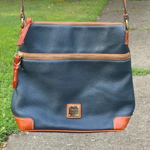 💙🤎 Vintage 80s Dooney & Bourke J9243546 Pebble Grain Leather Navy Blue & Brown Shoulder Bag $268.00 🤎💙 thumbnail 3