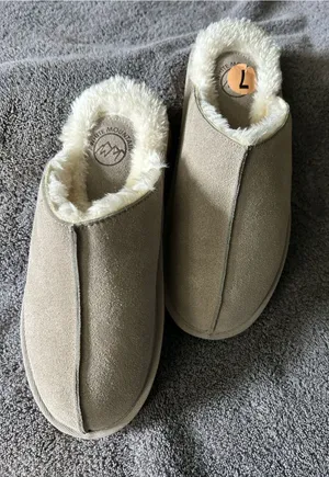 White Mountain Women’s Light Grey Suede Look Faux Fur Lined Slippers SZ 7 NWOT thumbnail 1