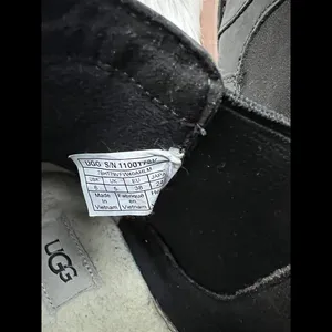 UGG Women's Classic Ankle Chelsea Boots - Size 6 thumbnail 3