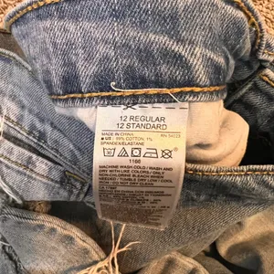 Old Navy Womens Flare‎ Jeans Mid Rise Distressed Light Wash Size 12 Regular thumbnail 3