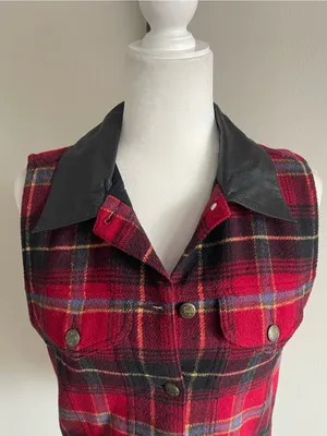 Red Plaid Sleeveless Button-Front Crop Vest with Black Collar thumbnail 3