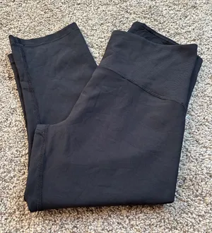 Lululemon Ribbed Contoured High Rise Crop *17" size 8 thumbnail 1