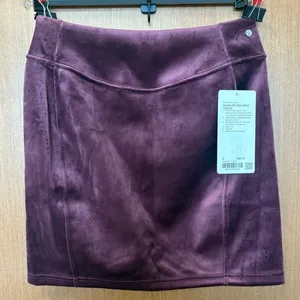 Lululemon Scuba HR Mini Skirt Velvet. NWT sz Small Color Garnet. Super soft. thumbnail 1