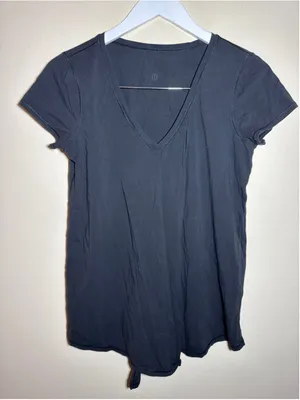 Lululemon Short Sleeve V-Neck Tee in Black Sz 8/10 PTP 18” thumbnail 1