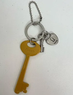 Vintage Fossil Keyper Key Charm Purse Hang Tag Fob Mustard Yellow Silver thumbnail 1