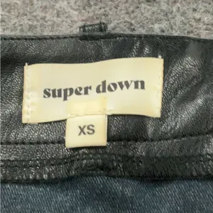 Superdown Addy faux‎ leather moto skirt size XS thumbnail 9