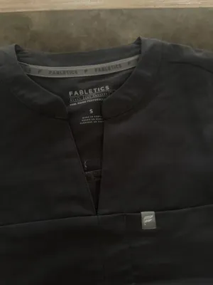 Fabletics Women's Evolve 3-Pocket Scrub Top with an Oversized Fit - MotionTech, 4-Way Stretch, Wrinkle-Resist, Anti-Shrink thumbnail 10