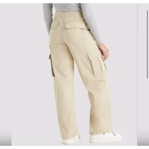 Levi's 94 Baggy Cargo Utility Pants Tan Khaki High Rise‎ Women’s Size 26 W26 L30 thumbnail 2