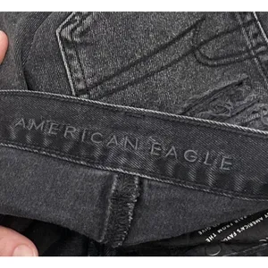 American Eagle Mom Jeans Size 4 Long Black Distressed Denim Emo Grunge Thrashed thumbnail 7