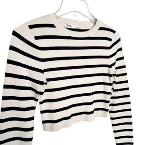 Zara Black And Ivory Striped Crop Knit Top Sz M thumbnail 4