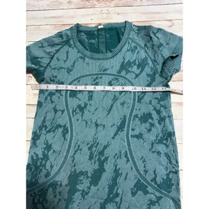 Lululemon Run Swiftly Tech Short Sleeve Shirt Size 4 Green Camo Athleisure thumbnail 5