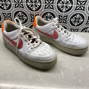 NIKE AIR FORCE 1 9.5 SAGE LOW Women's Athletic Sneakers White Pink Orange thumbnail 2