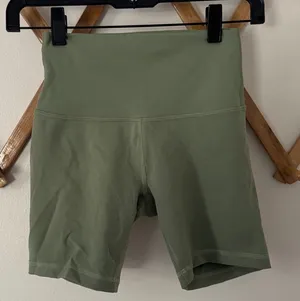 Lululemon Green Bike Shorts Size 4 thumbnail 1