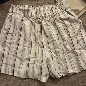NWT love‎ tree linen blend stripe shorts M thumbnail 1