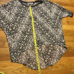 Chloe K Womens Large Sheer High low Gray Print Oversized Top Shirt Blouse thumbnail 2