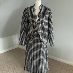 Chic‎ Black and White Skirt Set for Effortless Elegance Size XS thumbnail 3