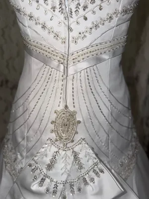 Spectacular Vintage Y2K Dere Kiang Heavily Beaded Wedding Gown thumbnail 9