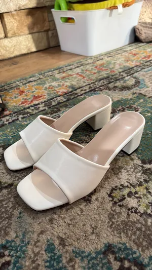 White thick strap heels Size 7.5 thumbnail 4