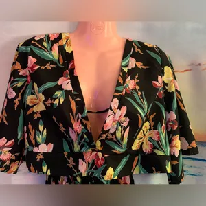 SHEIN Curve 2 Piece Crop Top With Shorts Tropical Floral Design Tie Top thumbnail 3