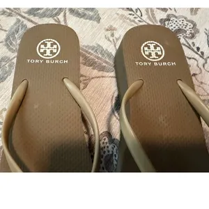 Tory Burch Tan Mini Wedge Platform Flip Flop Sandals Gold Logo Size 8 thumbnail 4