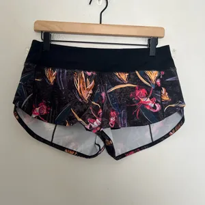 LULULEMON- Speed Up Low-Rise Lined Short 2.5" Veiled Floral Size 6 thumbnail 2