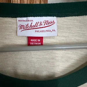 🚨NWT🚨 NHL MN Wild Mitchell & Ness Cream and Green Long Sleeve Tee thumbnail 3