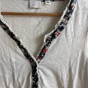 Anthropologie PostMark Size M Roll Cuff Sleeve Pullover White With Blue Trim thumbnail 2