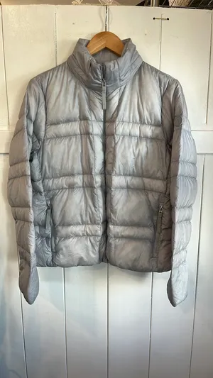 Vuori Women’s Goose Down Puffer Jacket Size Medium Light Weight Gray  thumbnail 3