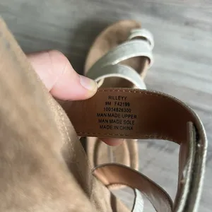 Giani Bernini Memory Foam Rilley Gold Detail Strap Sandal Size 9 thumbnail 4