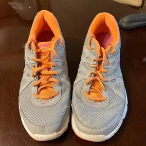 Nike Revolution 2 Athletic Running Shoes Size 9.5 thumbnail 2