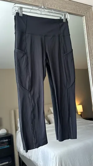 Lululemon Black Cropped Yoga Leggings Size 6 Pull-On Pockets Stretch Nylon thumbnail 1
