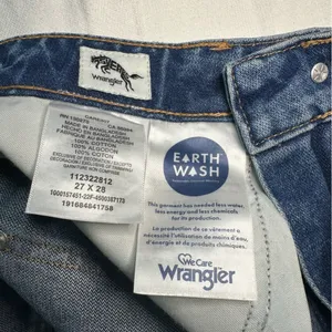 Wrangler Women’s High Rise Relaxed Mom Jeans. Medium Wash. Size 27. thumbnail 11