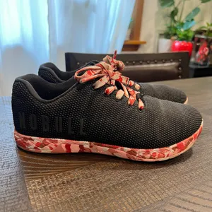 Nobull unisex running shoes in black and camo pink 8 women 6.5 men thumbnail 2