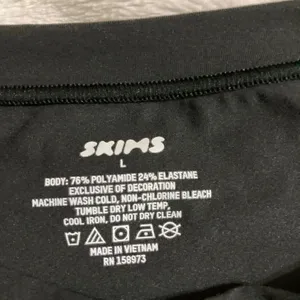 SKIMS Fits Everybody Long Sleeve T-Shirt L thumbnail 3