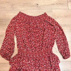 MICHAEL KORS Sangria Floral Smocked Ruffle‎ Off the Shoulder Dress Red Medium M thumbnail 3