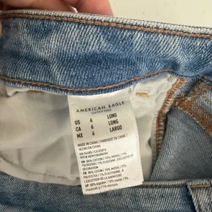 American Eagle Mom Jeans‎ Light Wash Distressed Ripped Denim Womens 6 Stretch thumbnail 9