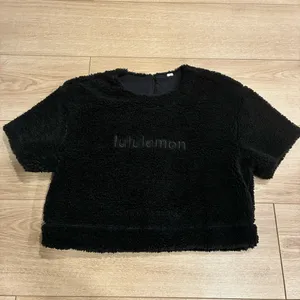 Lululemon Women’s Textured Fleece Embroidered Logo T-shirt Black Size 6 thumbnail 2