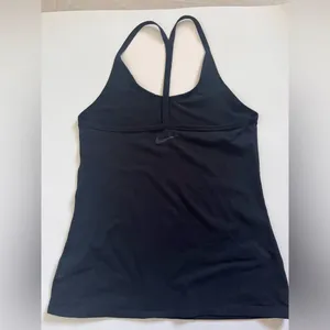 Nike Dri Fit stretchy tank top Medium thumbnail 2
