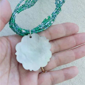 Vintage green glass beads with shell pendant necklace thumbnail 4