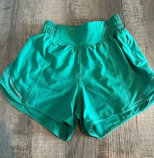 Lululemon Hotty Hot 2.5" Shorts thumbnail 1