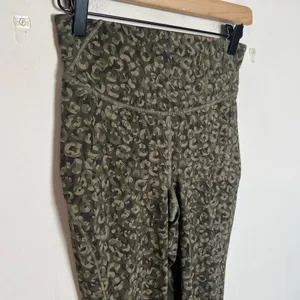 LULULEMON- Base Pace High-Rise Tight 25" Intertwined Camo Medium Olive Size 6 thumbnail 3