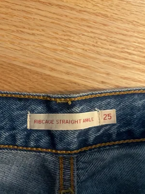 Levi’s Ribcage Ankle Straight Jeans thumbnail 2