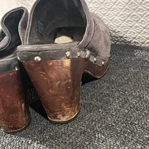 UGG Kaylee Grey Suede Mule Slip On Wooden Clogs Stud Heels Women’s Size 8 thumbnail 9