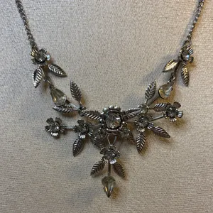 Elegant Silver Toned Floral Necklace thumbnail 2