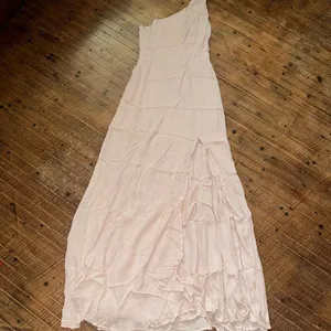 Reformation semi formal powder pink Evelyn crepe one shoulder dress thumbnail 3