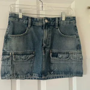 Zara mid rise denim cargo skirt thumbnail 2