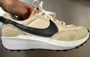 Women’s Nike waffle sneakers size 8.5 thumbnail 1