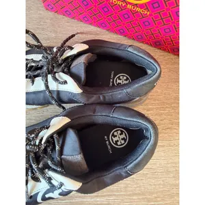 Tory Burch Annie Nylon Runner Womens Black Suede Sneakers 85241 Size 8‎ thumbnail 4
