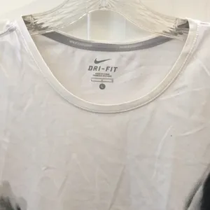 FINAL MARKDOWN Nike dri fit tee large thumbnail 2